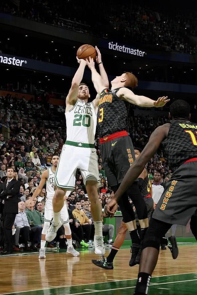 赛后波士顿凯尔特人调整名单以备德国杯；篮板制胜环节打磨；话题不断；阵容厚度经受考验的简单介绍