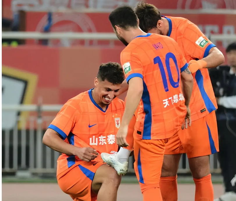 山东泰山迎足总杯关键赛，赛前防线松动，气氛紧张，球探报告显示潜力 