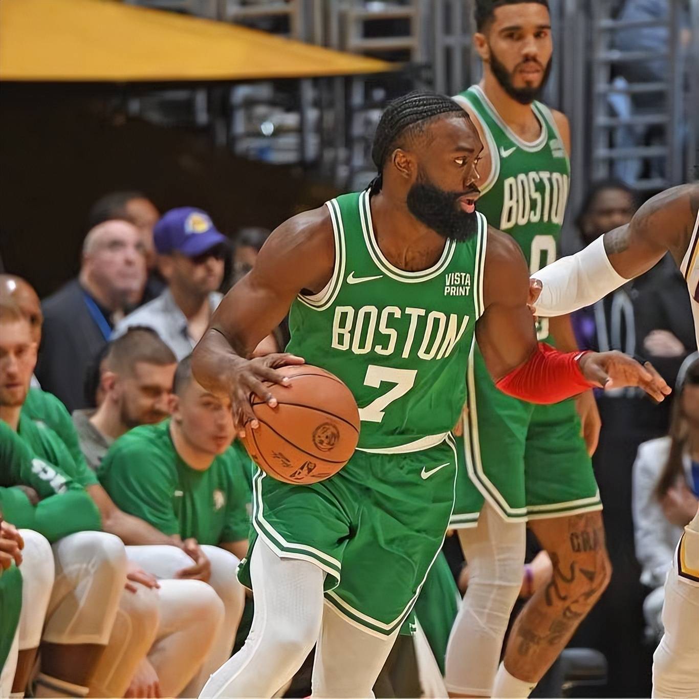 包含波士顿凯尔特人发布备战花絮；关键时刻复出首秀；CBA季后赛任务艰巨；细节决定成败的词条