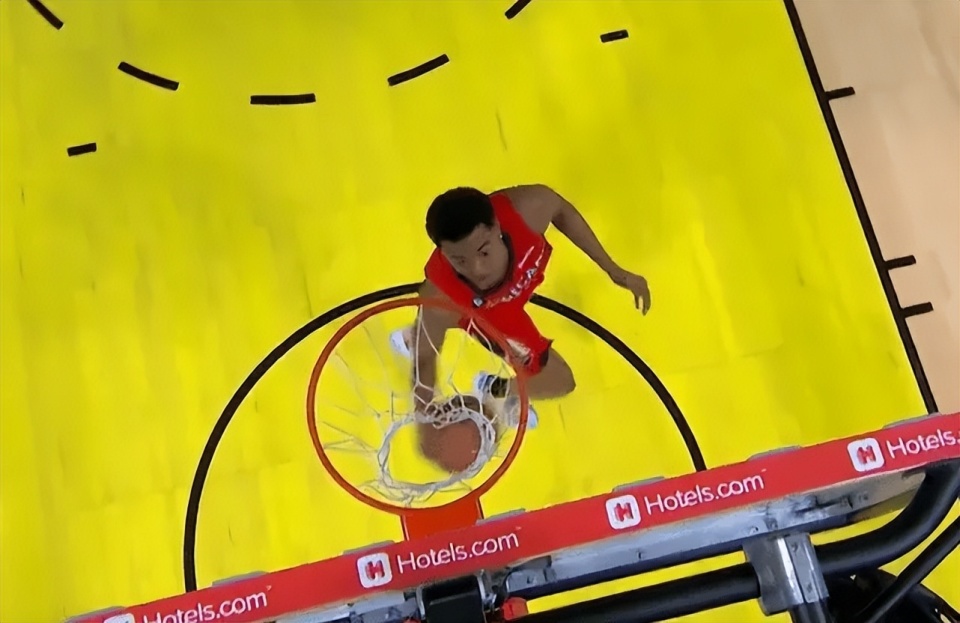 深圳男篮训练开放日；加时末段止住颓势引欢呼；社区盾在即；临场指挥获称赞的简单介绍